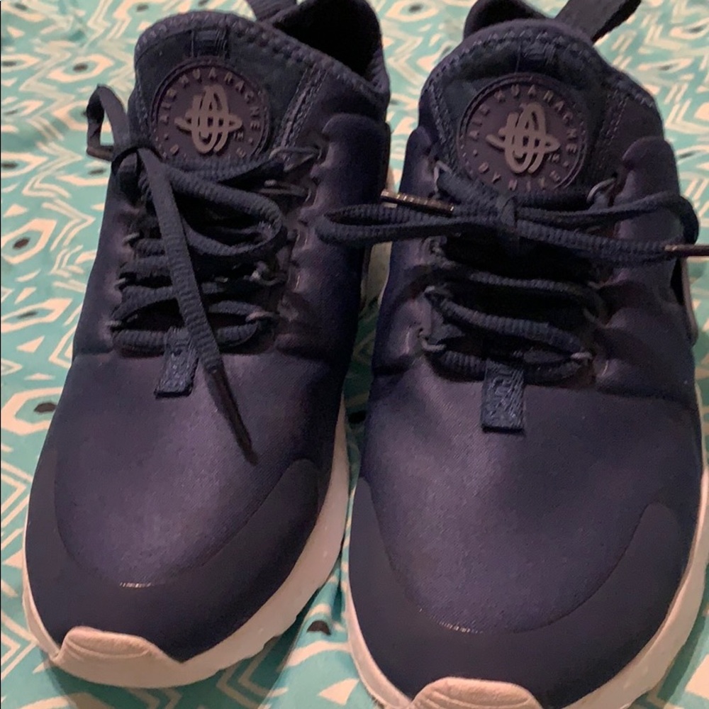 Air Hurache by Nike kid size 6...navy blue